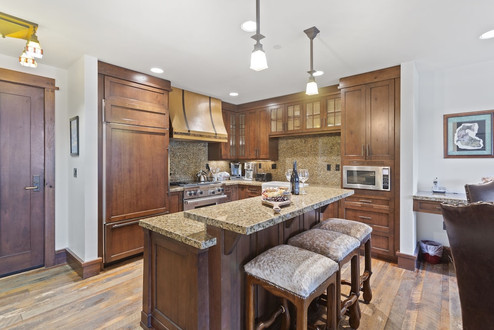 Arrowleaf Lodge at Deer Valley Resort - Two Bedroom Residence #301 2 Condo