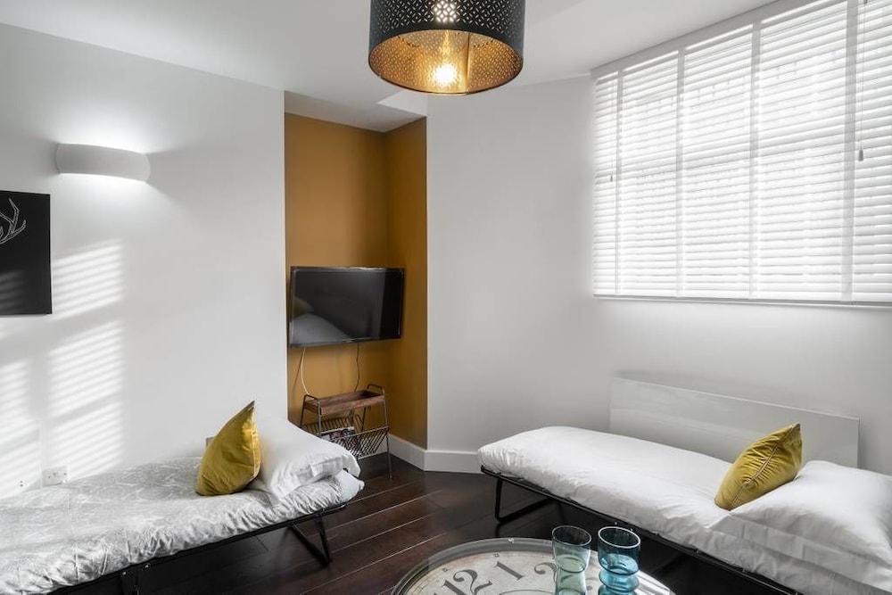 Kings Apartments by Flagons Living view 3