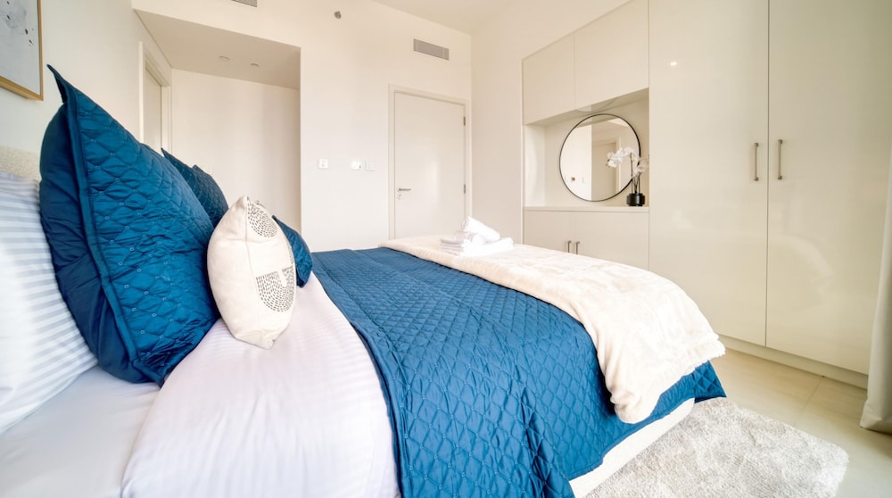 Classy Downtown 2BR w City View Balcony