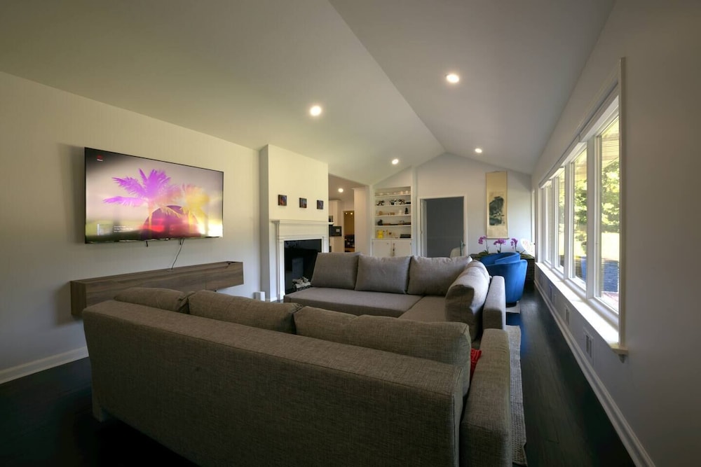 Stylish Comfort Modern Chef Kitchen 4 BR 2 Baths
