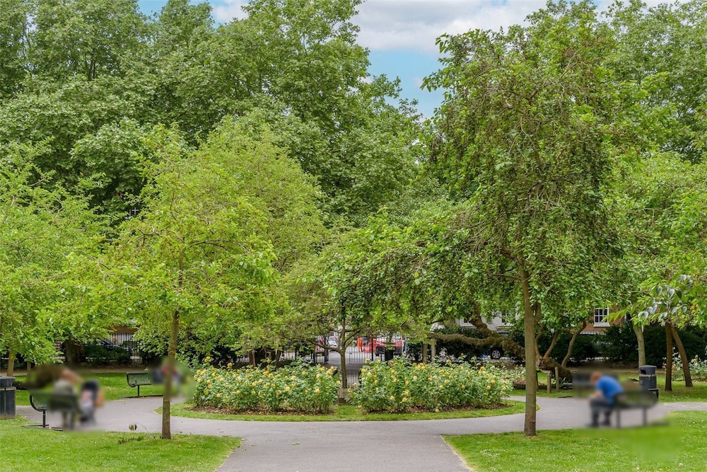 Charming 2-bed House in London