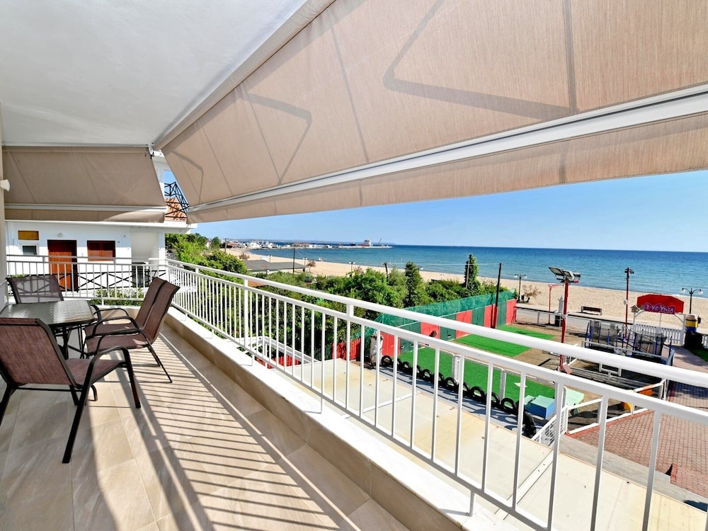 Sabbia Seafront Apartment 3 by Rentalspro