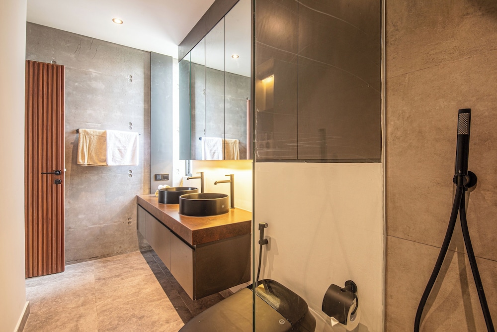 Modern 4BR Canggu Retreat Just 8mins to the Beach