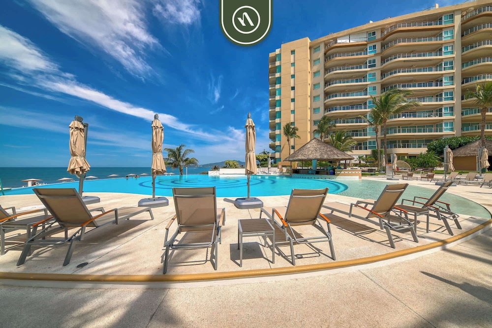Luxury 4 BR Condo - Private Beachfront Deck With Pool