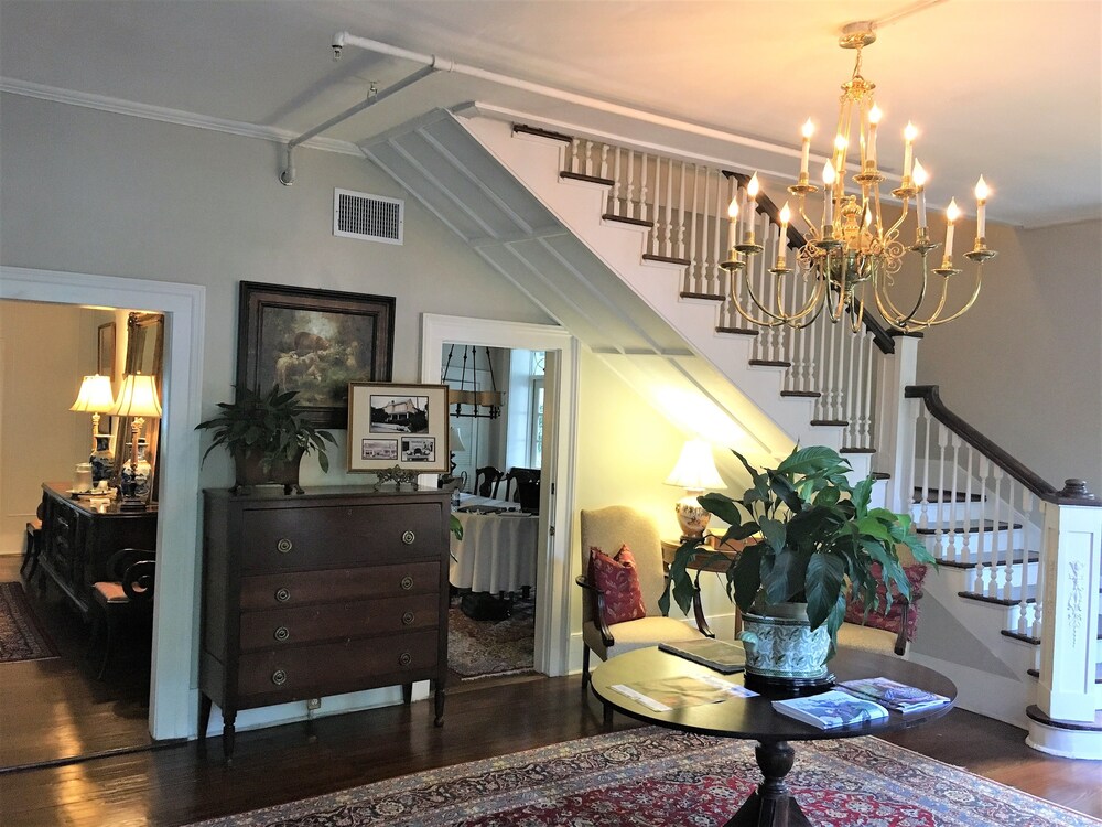 Carriage House Inn