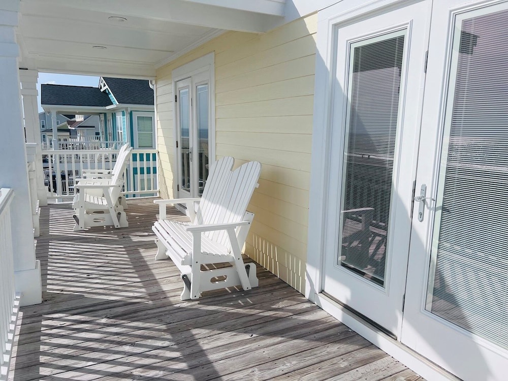 1 Ez Access 4 Bedroom Home by RedAwning