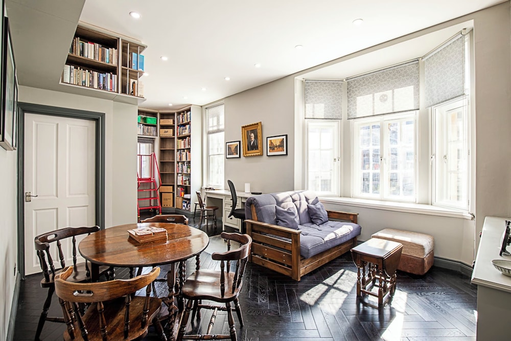 Book Lovers West End Home