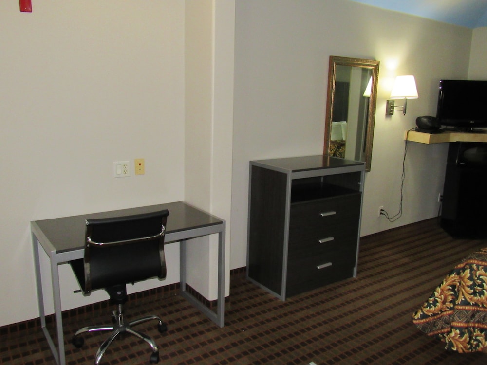 Camelot Inn & Suites Highway 290 NW Freeway