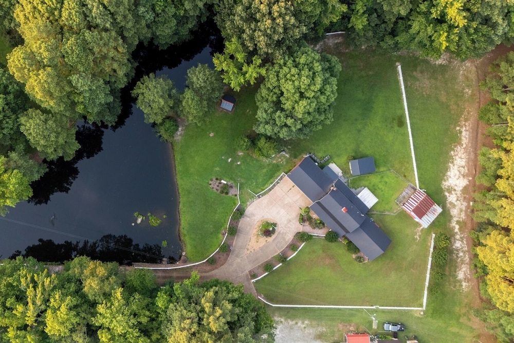 Pet-friendly 3BR Lake House Firepit & Pier