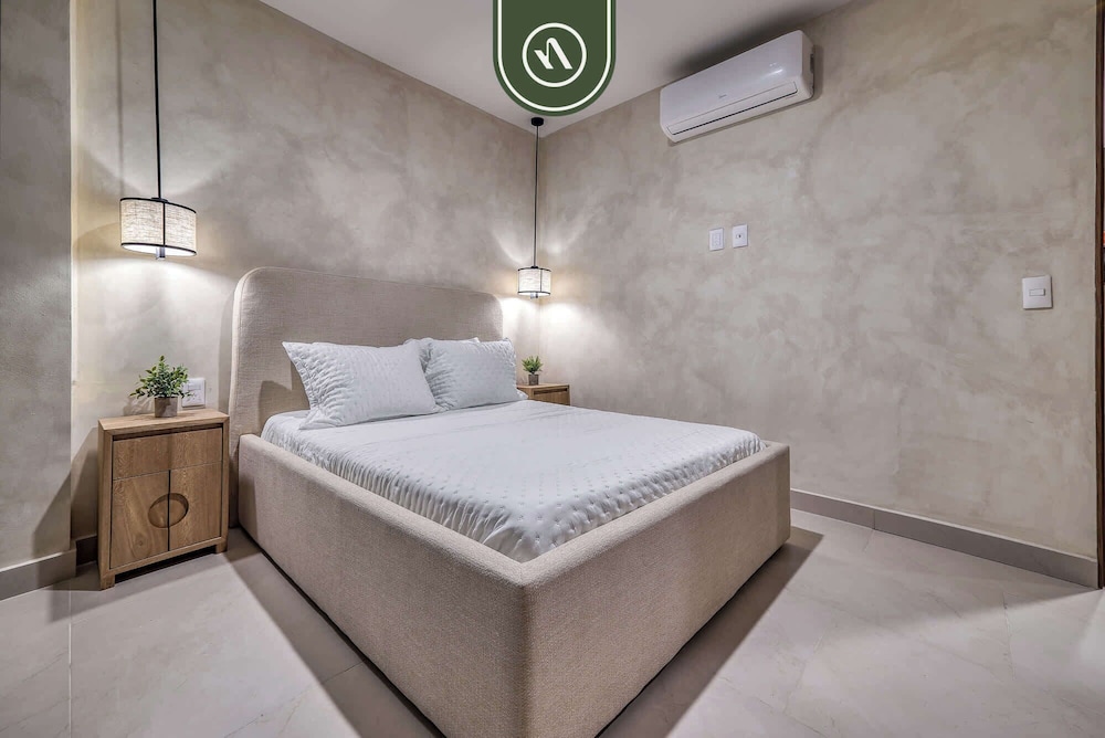 Luxury 2 BR Condo Near Beaches - Pools - Gym
