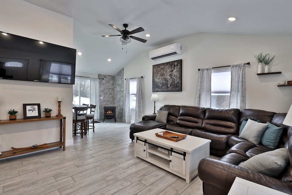 Rutland Vacations - Rutland's Hidden Gem: 2 Br/1ba Renovated Home Close To Everything 2 Bedroom Home - Property Image 16