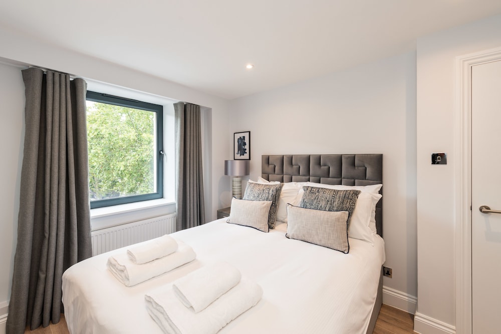 The Carlyle - Elegant Serviced Apartments