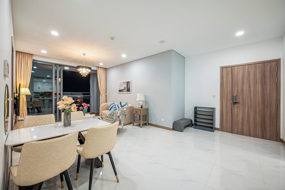 Luxury Sunwah Apartment near Landmark 81 - City View