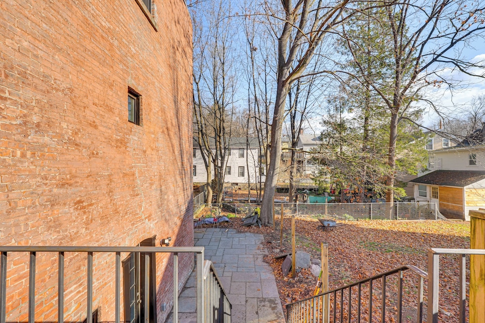 Walk to Waterfront: Chic Hudson Valley Garden Apt