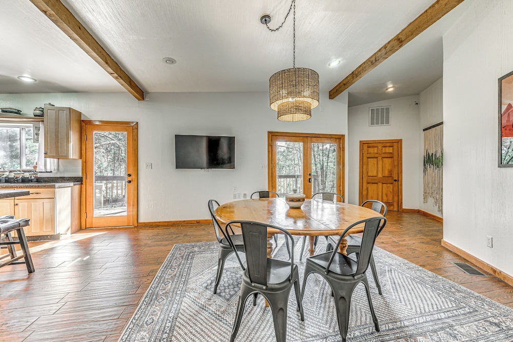 Walk to Midtown Ruidoso: Modern-rustic Cabin