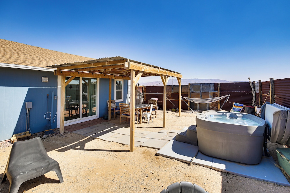 Boho Bungalow w/ Hot Tub: 16 Mi to Joshua Tree NP