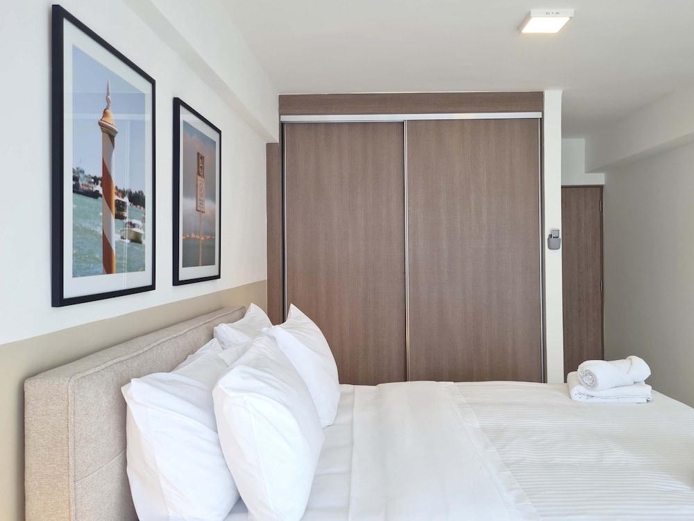 w Modern 2BR In La Cresta