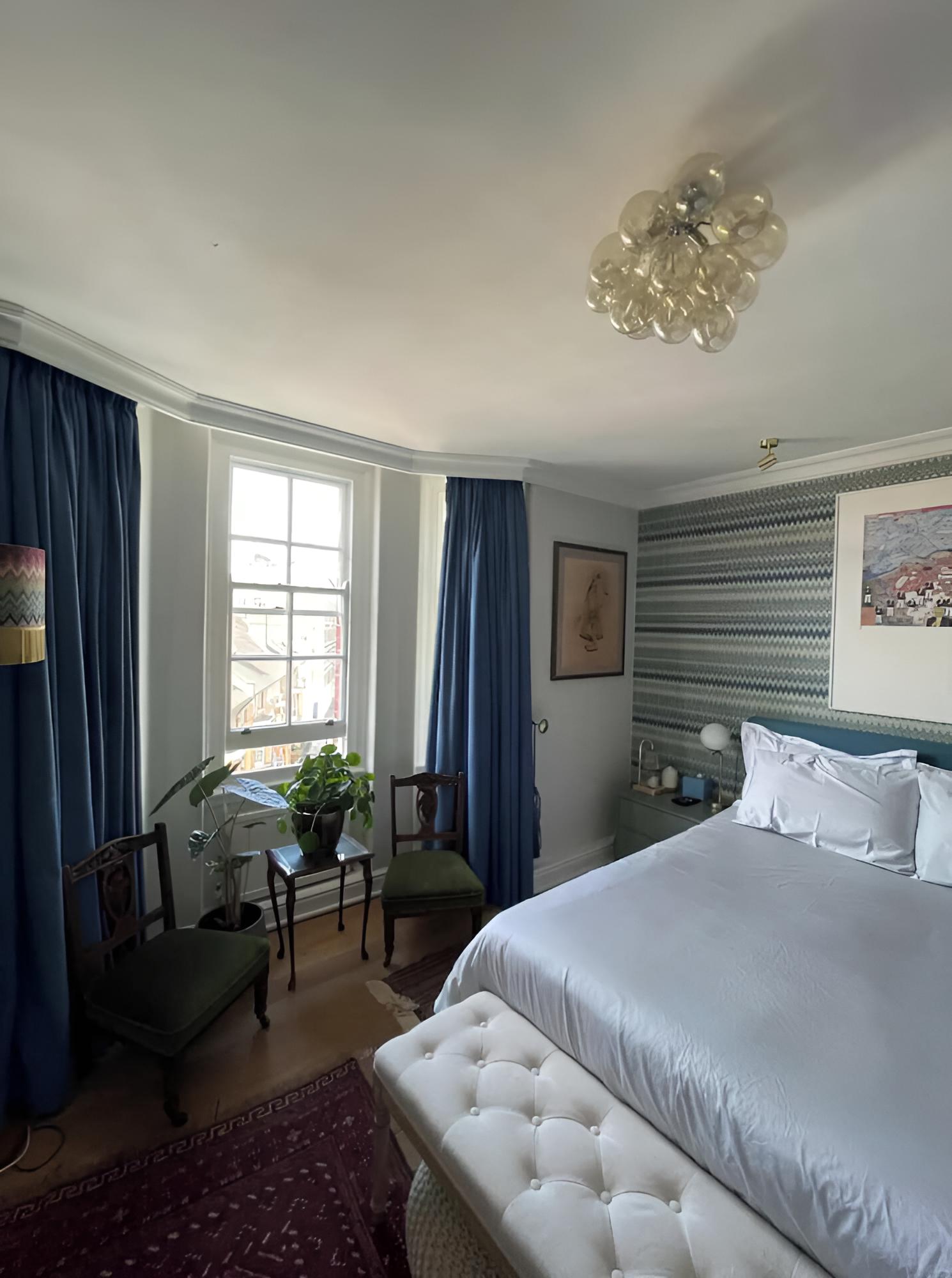 Vibrant & Art-filled 2BD Haven - Victoria