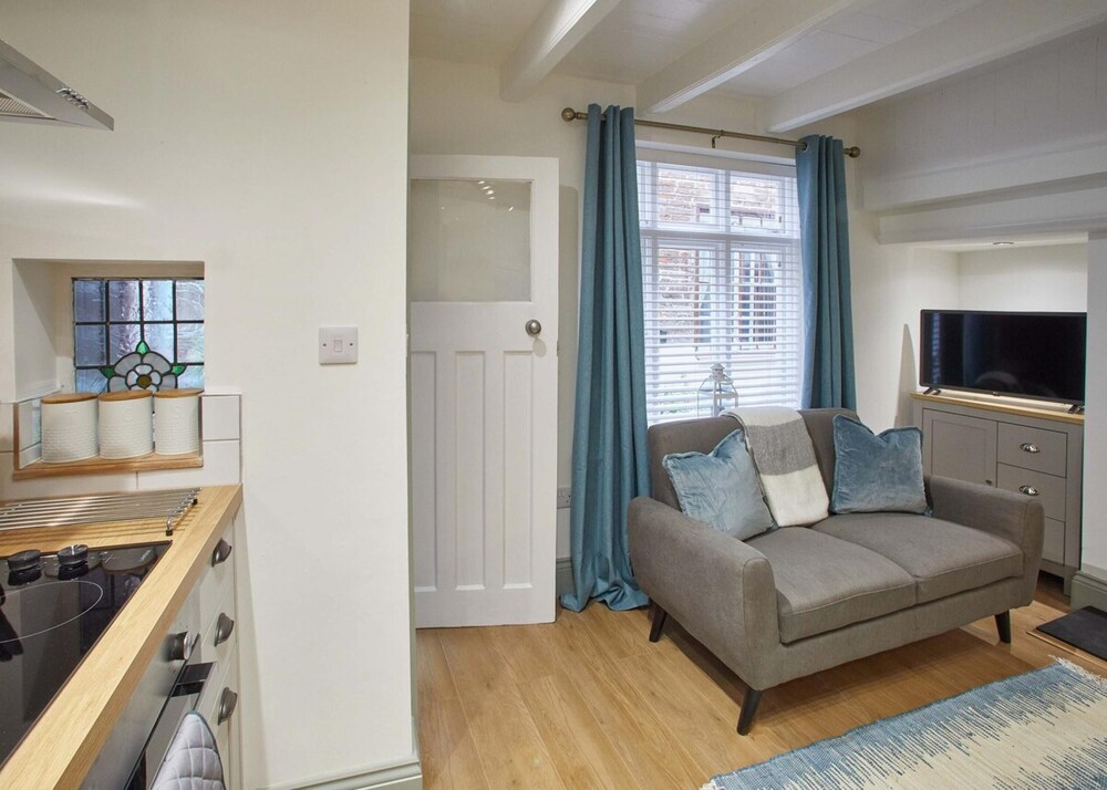 Host Stay Threadneedle Cottage