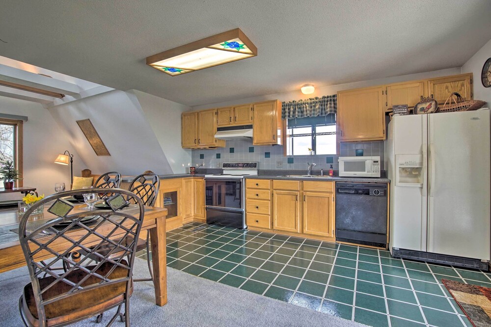 Vivid 'cedar Ridge' Cabin ~ 23 Miles to Wichita! view 4