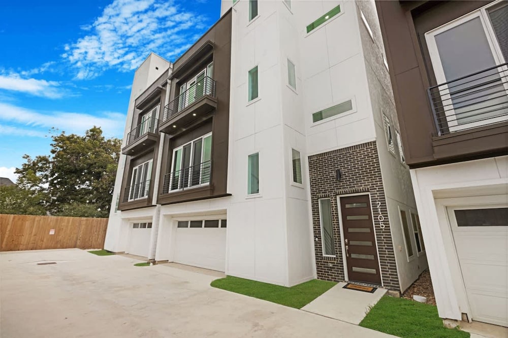 Perfect Houston Group Stay for 12 With 6 Beds 6 Baths