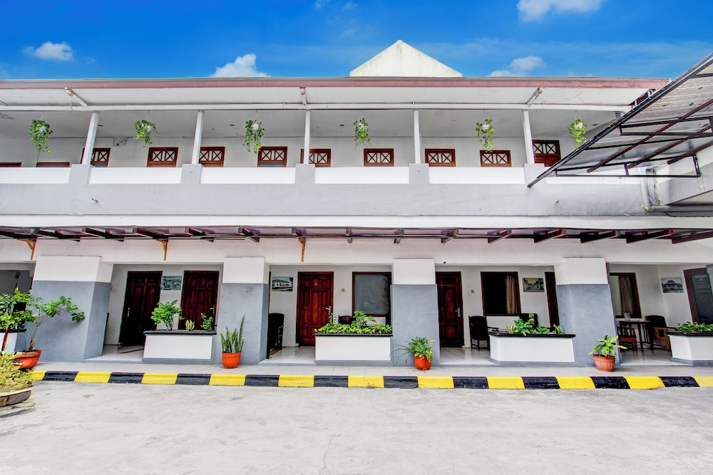Collection O Jalan Slamet Riyadi Near Kampung Batik Kauman Formerly Hotel Grand Kota