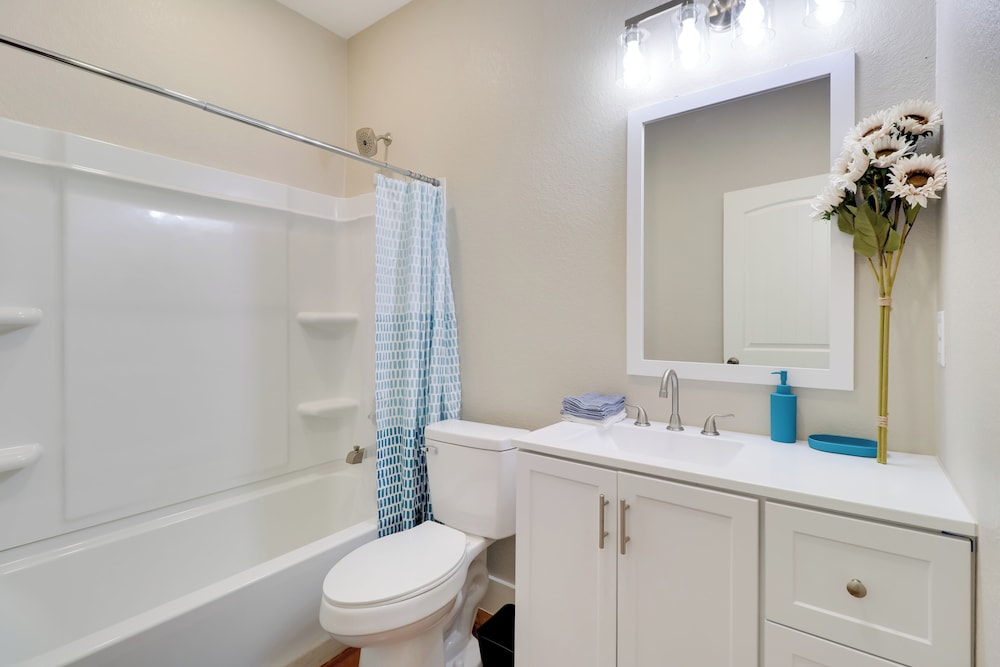 Quiet Hill Country Home: 1 Mi to Lake LBJ Access!
