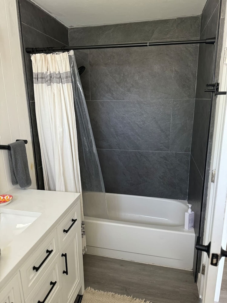 Cozy Family Haven in Sparks - Pet Friendly - Fenced Yard