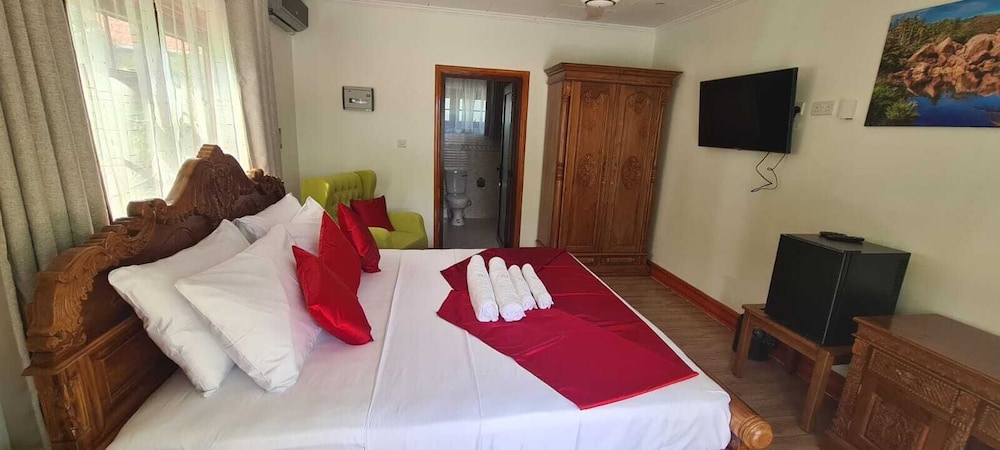 BENJAMINE'S GUEST HOUSE view 3