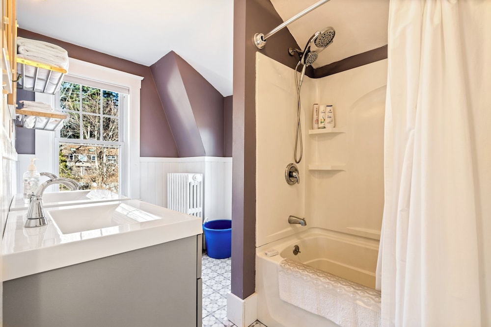 Ogunquit Village 4BR Walk to Beach, Dining & Town Center