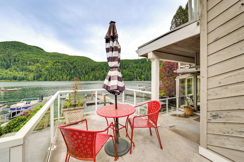 Waterfront Home on Lake Samish w/ Hot Tub & Dock!