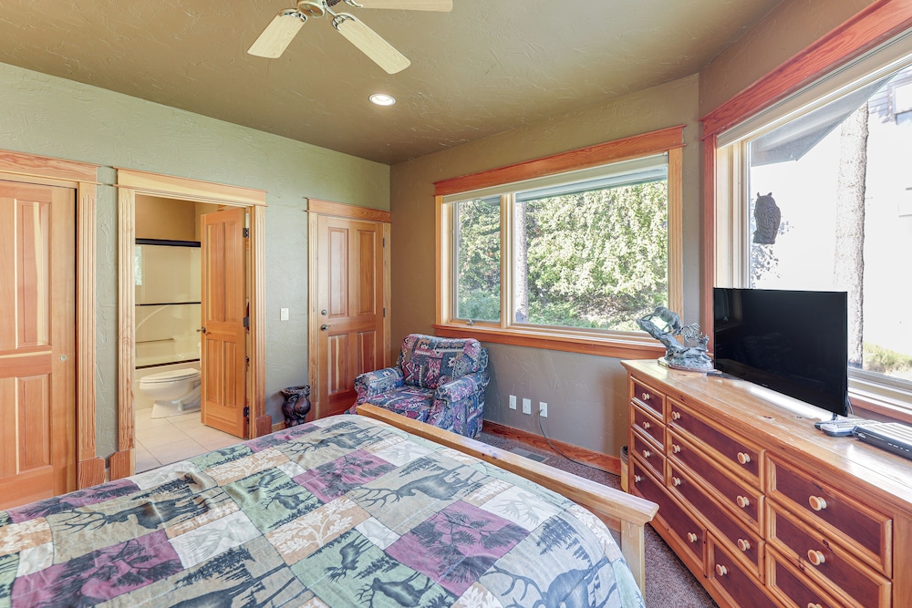 Ski-in/out, Hot Tub: Spacious Retreat in Whitefish