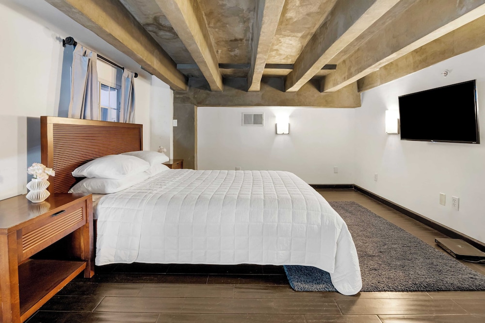 Skyline Lofts by Avantstay: a Multi-level Industrial-chic Retreat in Dtla With Rooftop Views, Soaring Ceilings & Steps to Dining, Music & Culture