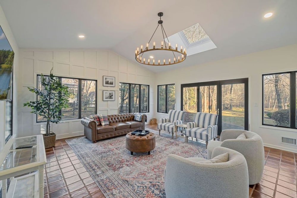 Peaceful Mini Mansion Sleeps 18