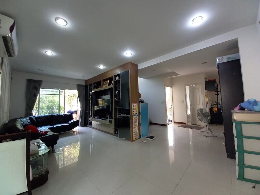 Spacious Entire House With Shared Fitness Room and Shared Indoor Pool in Club