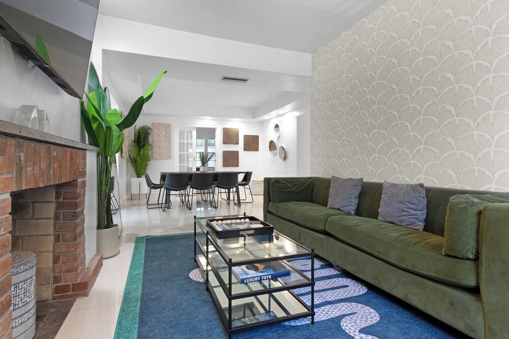 7BD Downtown Oasis Pool