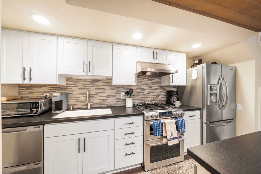 Near Ski, Beach, & Hiking Trails + Clubhouse Pool & Hot Tub Access Juanita Blue by Avantstay