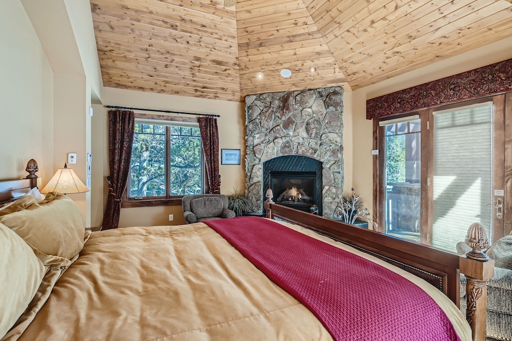 Marksberry Lodge 4 Bedroom Home by RedAwning