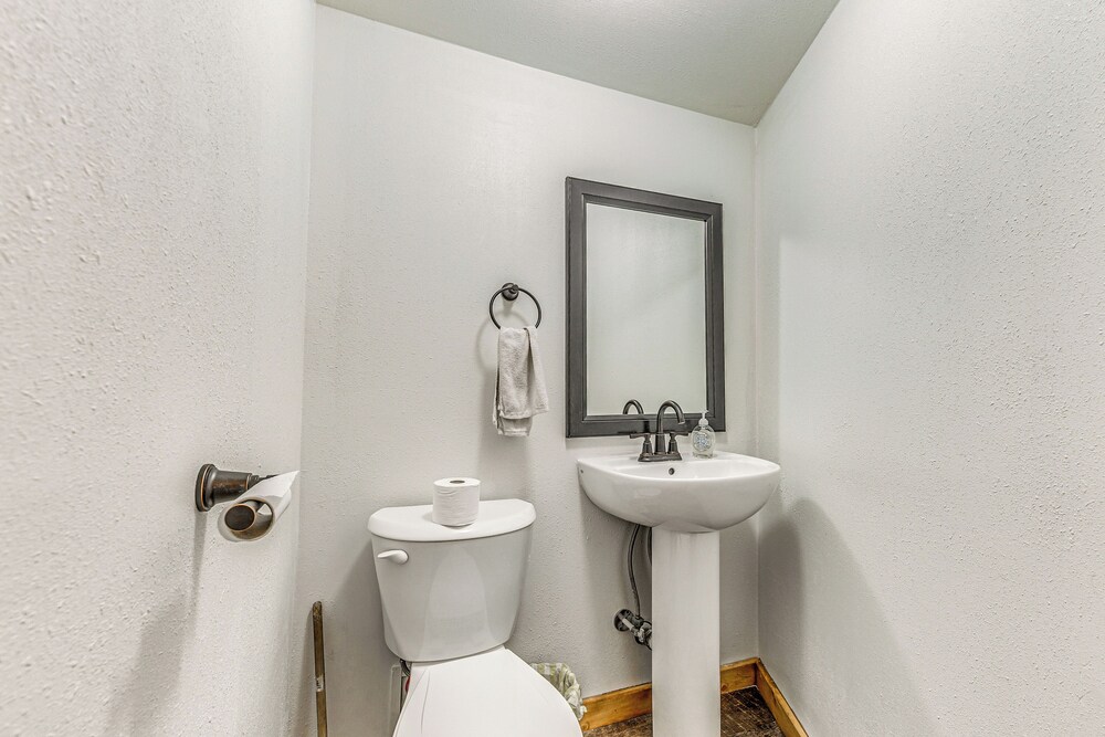 Walk to Midtown Ruidoso: Modern-rustic Cabin