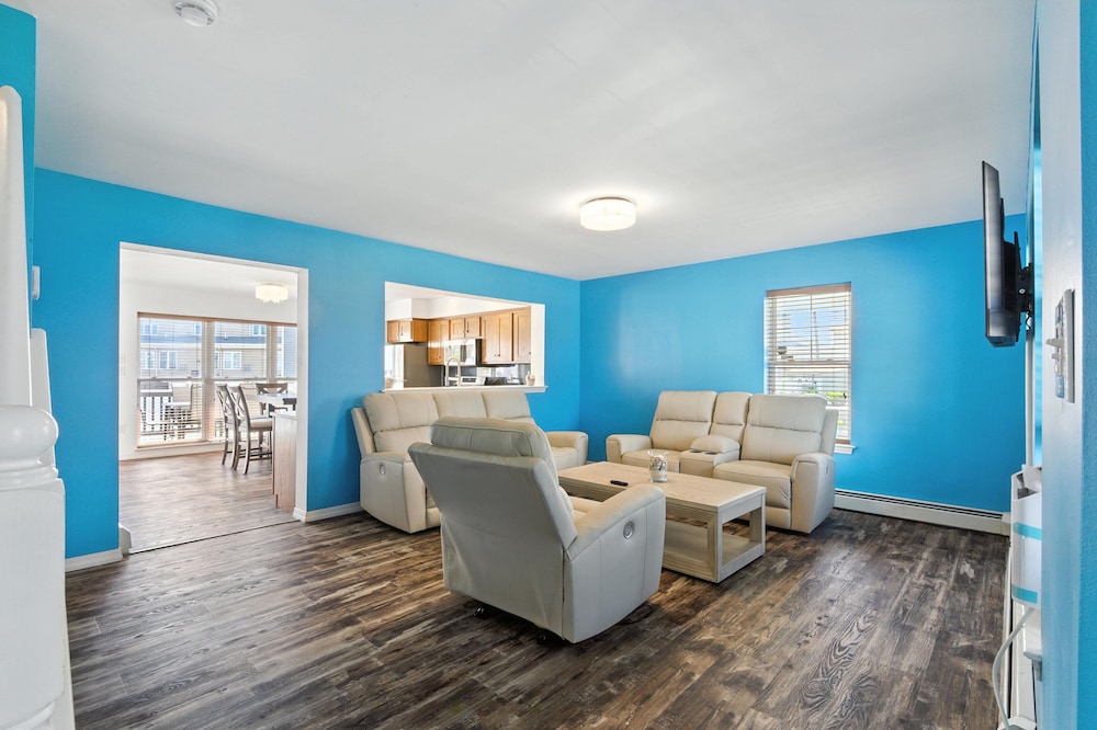 Stylish 3br Retreat Walk To Beach & Boardwalk 3 Bedroom Home