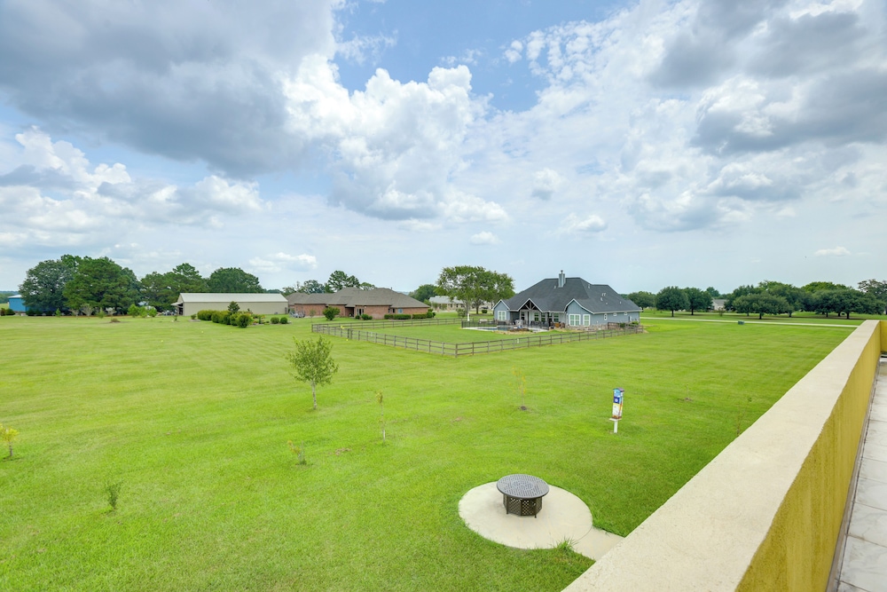 Aircraft Tours! Fly-in Hangar Apt in New Waverly