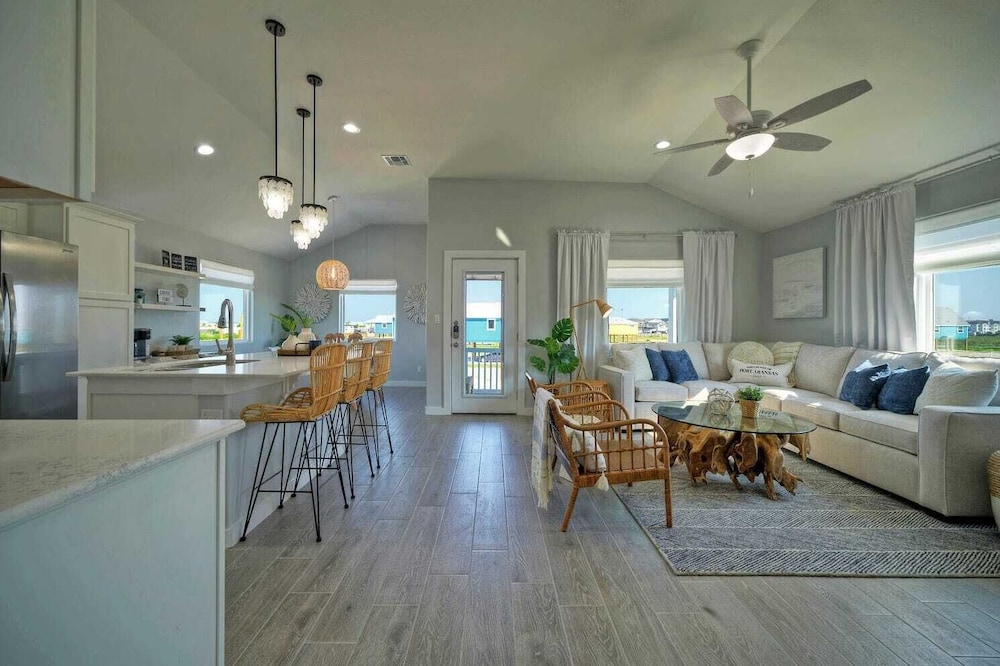 Sleeps 24 2 Homes, Priv Pool, Swing Bar, Patio Lounge Near Nature Preserve