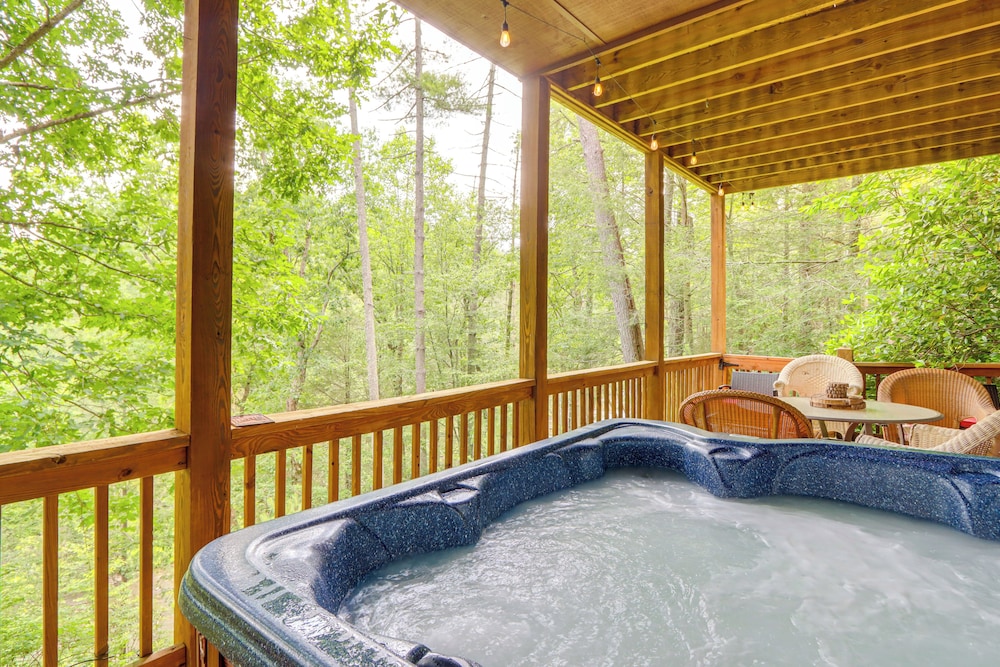 Pet-friendly Resort Cabin 5 Mi to Dtwn Ellijay!