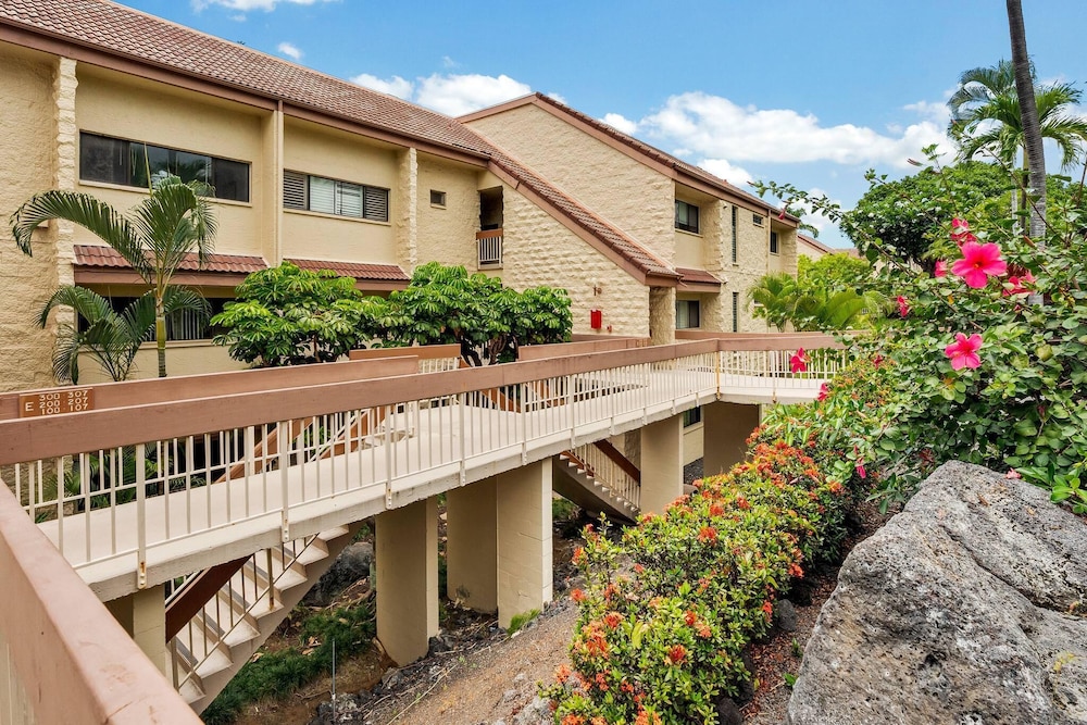 Keauhou Punahele Private Lanai w/ Grill view 4