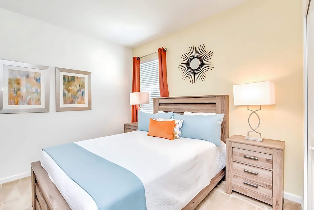 Upstay Lakefront Home w Pool Cinema, Games, BBQ