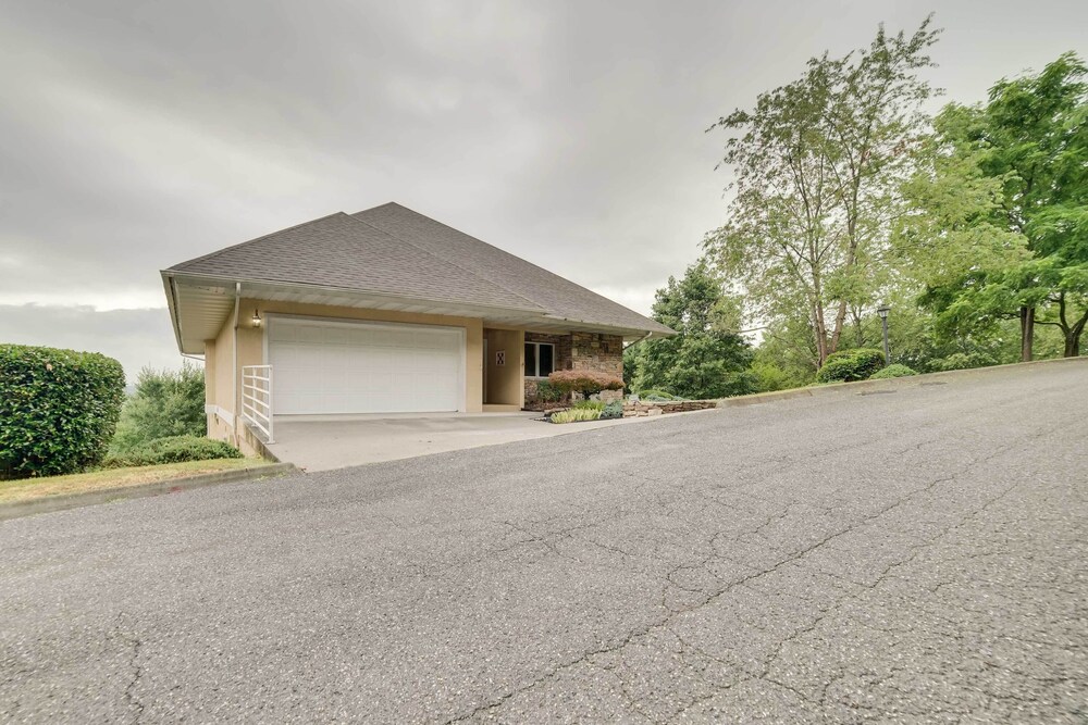 Sevierville Home w/ Mountain Views ~ 1 Mi to Town! view 2