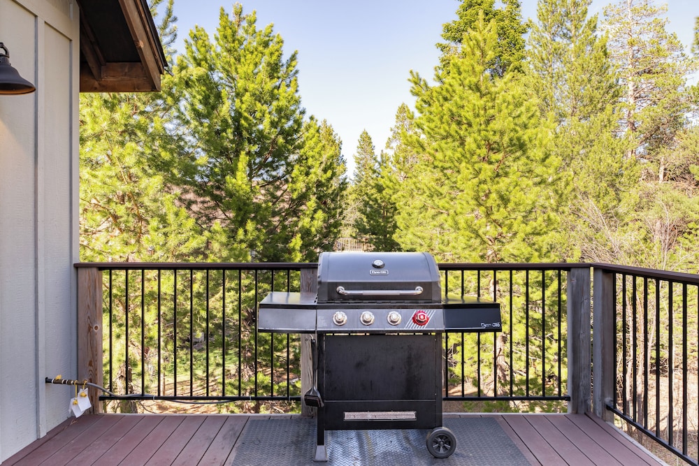 Meyers Meadow by Avantstay Hot Tub, Large Deck
