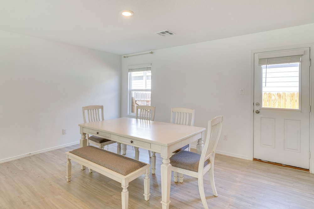 7 Mi to Alamo Ranch Mall: Home w/ Large Yard!