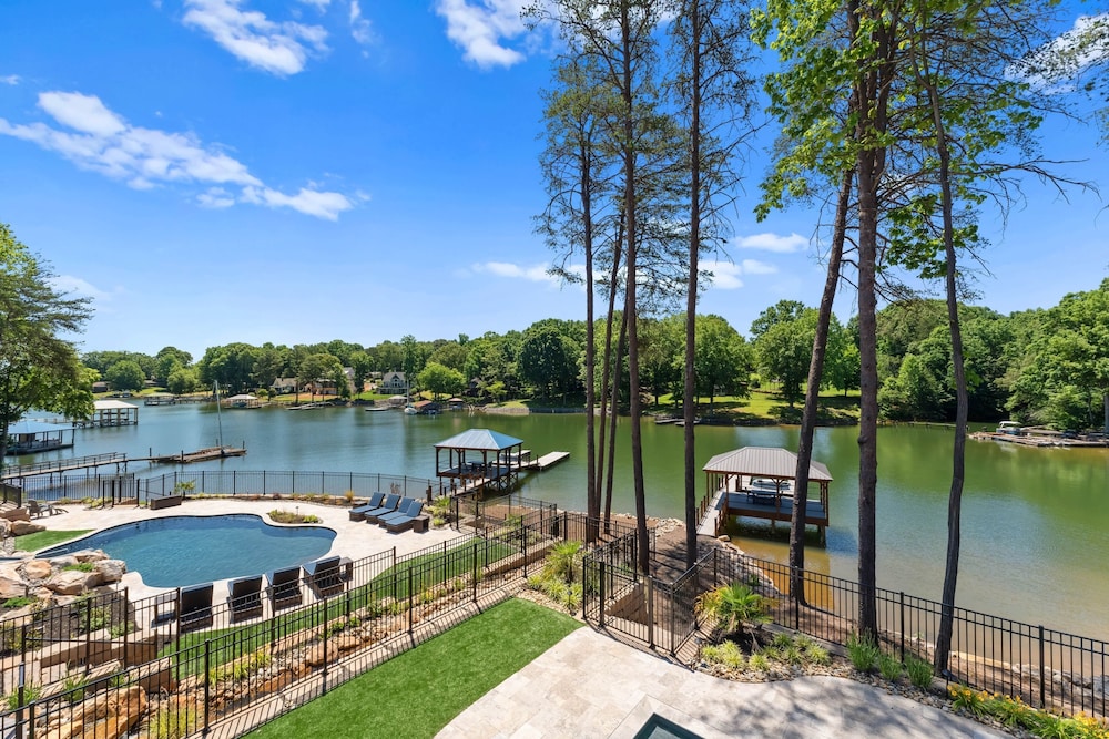 Blue Heron by Avantstay Lakefront Dock Pool Theater Sleeps 22