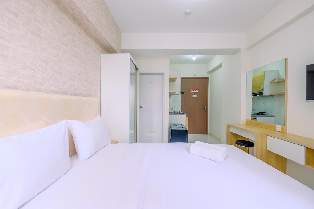 Nice and Warm Studio at Podomoro Golf View Apartment